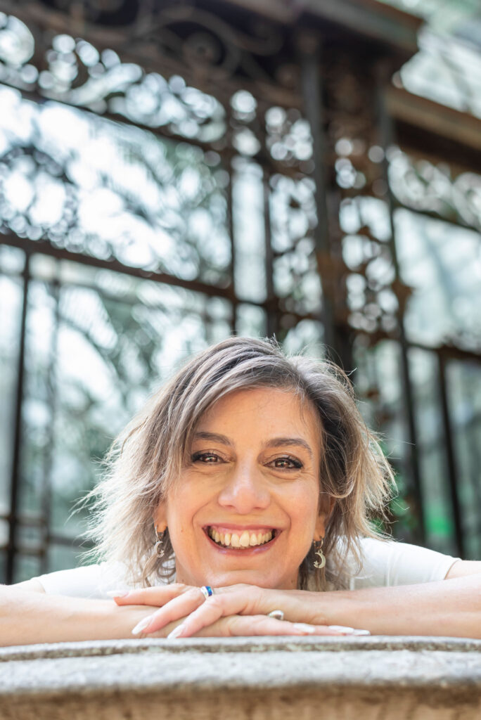 Melisa Corrales sonriendo, en primer plano