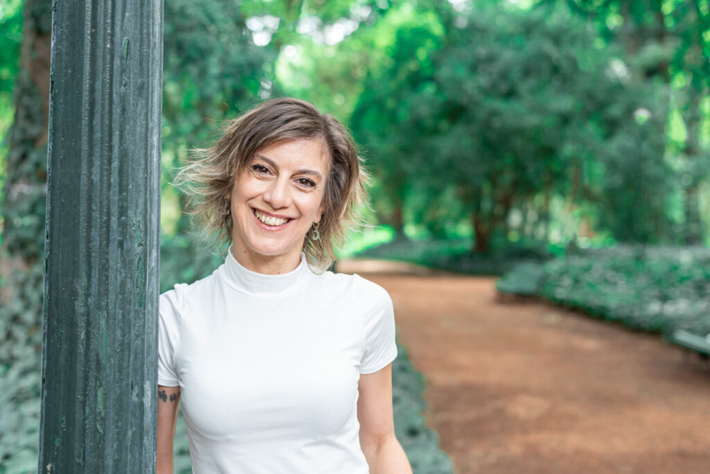 Melisa Corrales al aire libre, entre plantas