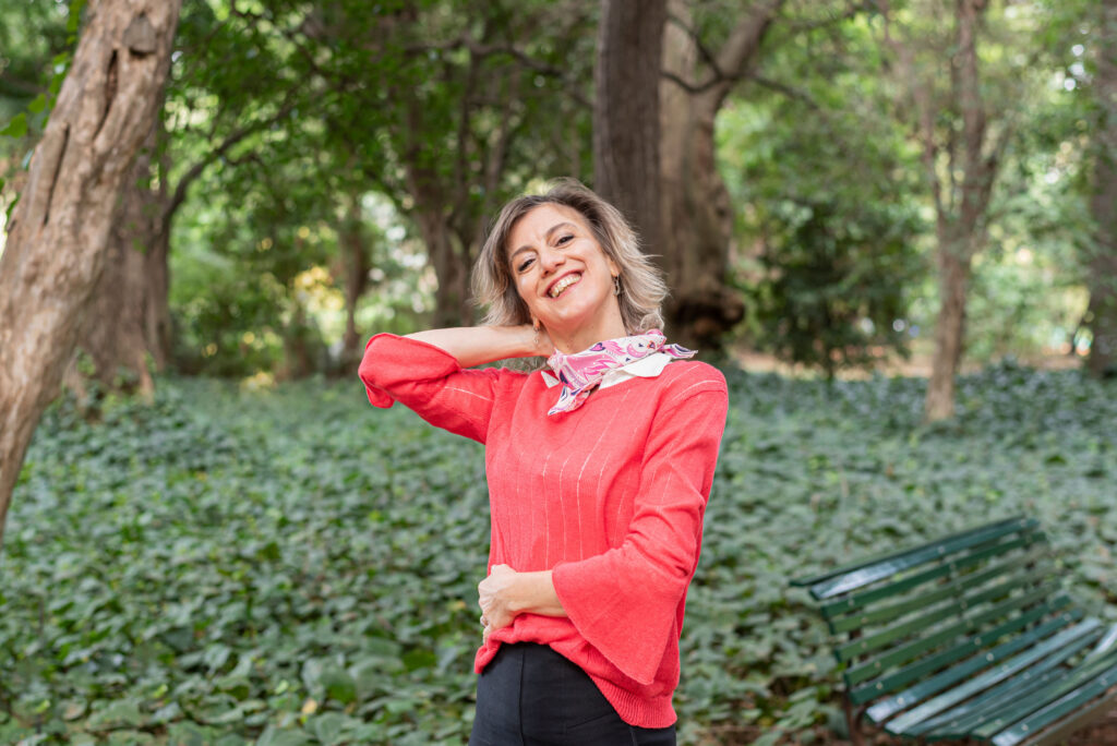Melisa Corrales con el brazo en alto, vestida de rojo