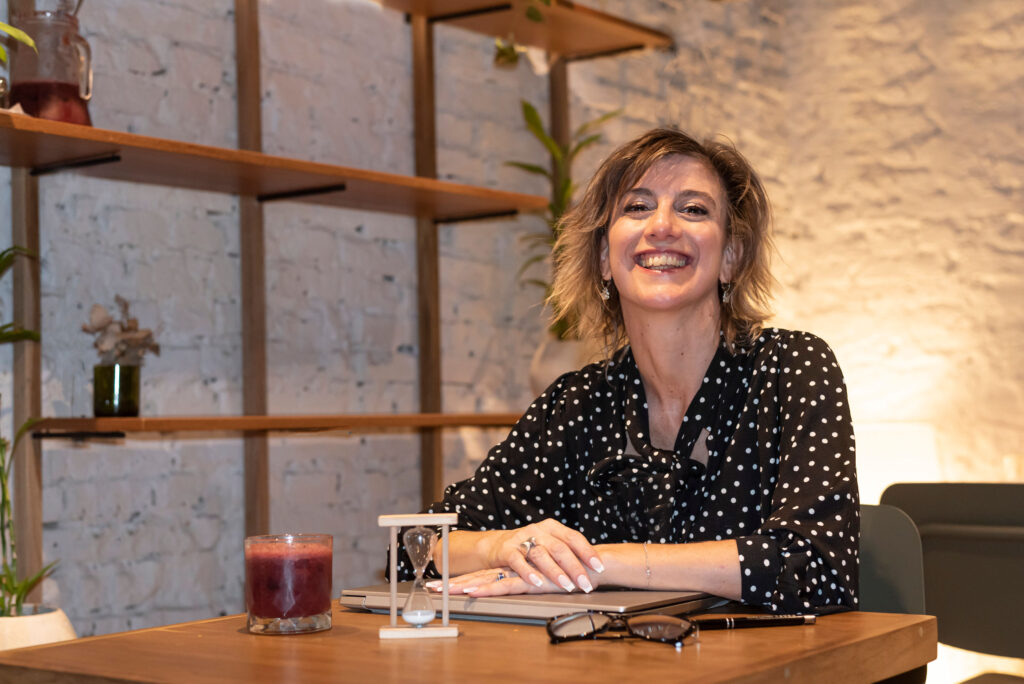 Melisa Corrales trabajando, sentada a una mesa